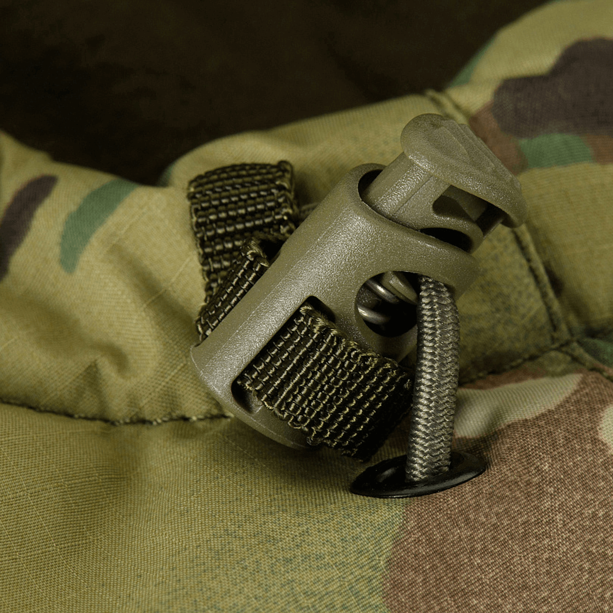 Detalje af M-Tac Alpha Gen.IV Pro Primaloft Vinterjakke med Multicam mønster og robust materiale til beskyttelse mod kulde.