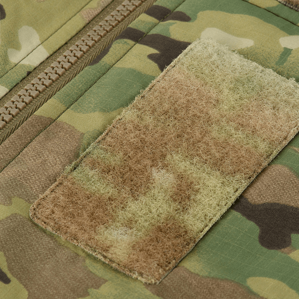 M-Tac Alpha Gen.IV Pro Primaloft Vinterjakke detalje i Multicam stof med lynlås. Ideel til beskyttelse ned til -20°C. Jakobstegn og lommedel.