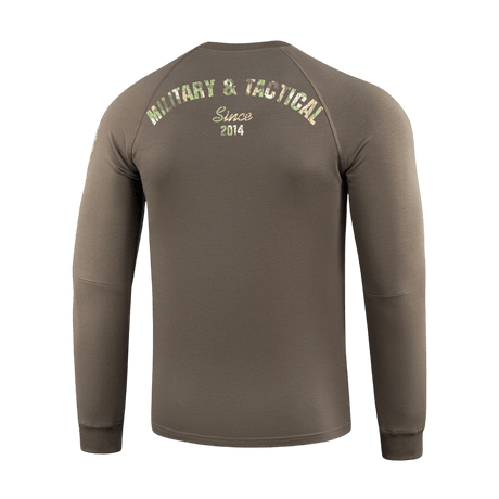 M-Tac Raglan Logo herretrøje med "Military & Tactical Since 2014" print på ryggen, komfortabel pasform, 95% bomuld, brun farve.