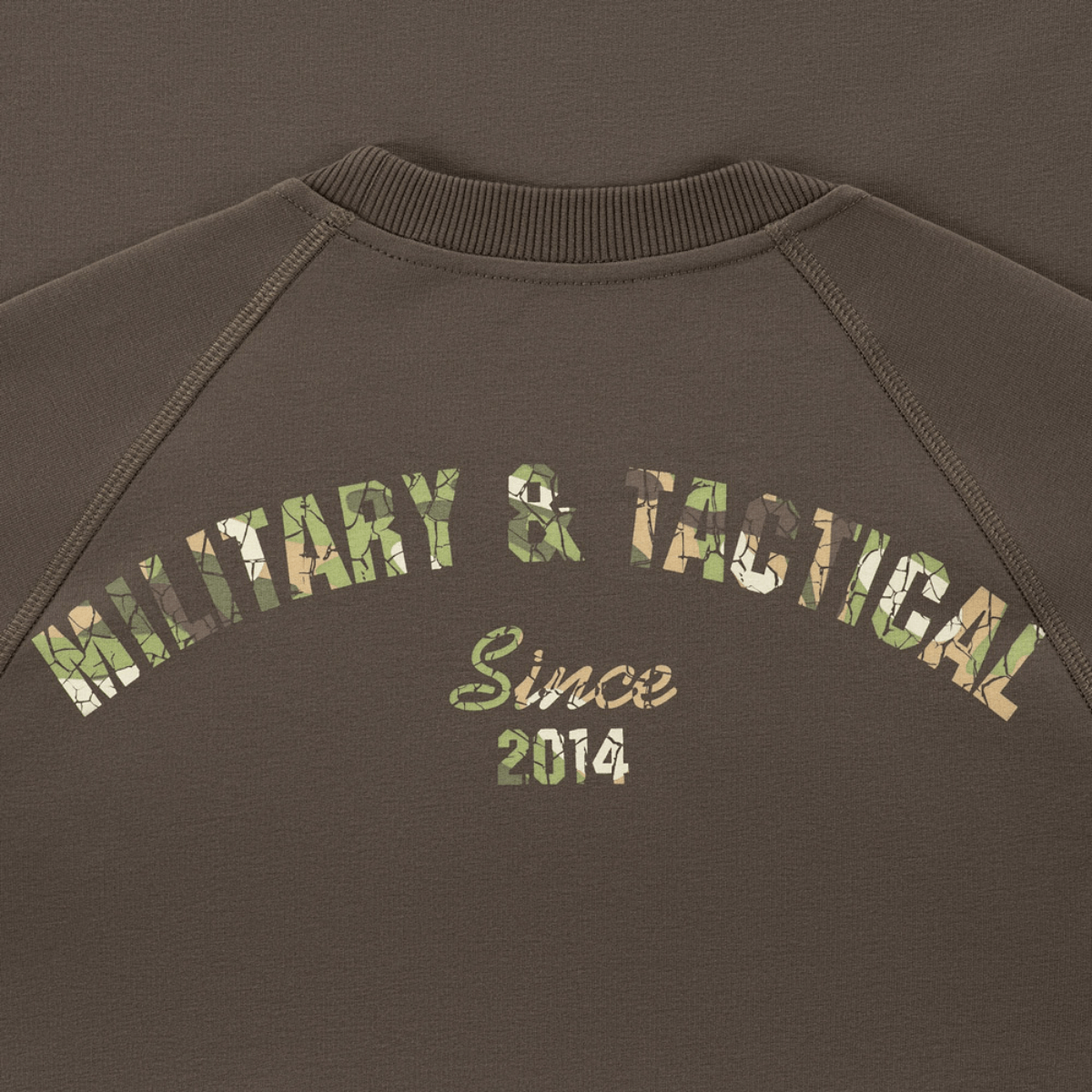 M-Tac Raglan Logo med camouflageprint "Military & Tactical Since 2014" på ryggen, ideel til komfort og stil.
