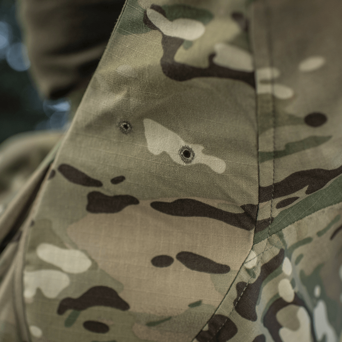 M-Tac Jakke Sturm Gen.II NYCO Extreme i Multicam. Detalje af slidstærkt stofdesign, ideel til taktisk brug og udendørs aktiviteter.