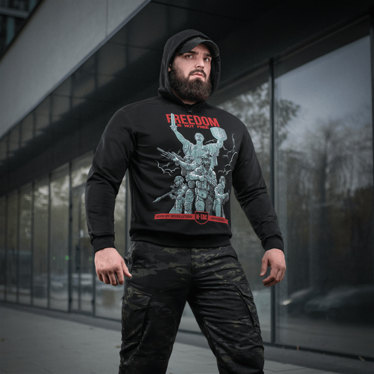 Mand iført M-Tac Hoodie Freedom i et militærinspireret design, perfekt til friluftsliv og daglig brug, med MagnaColours® print.
