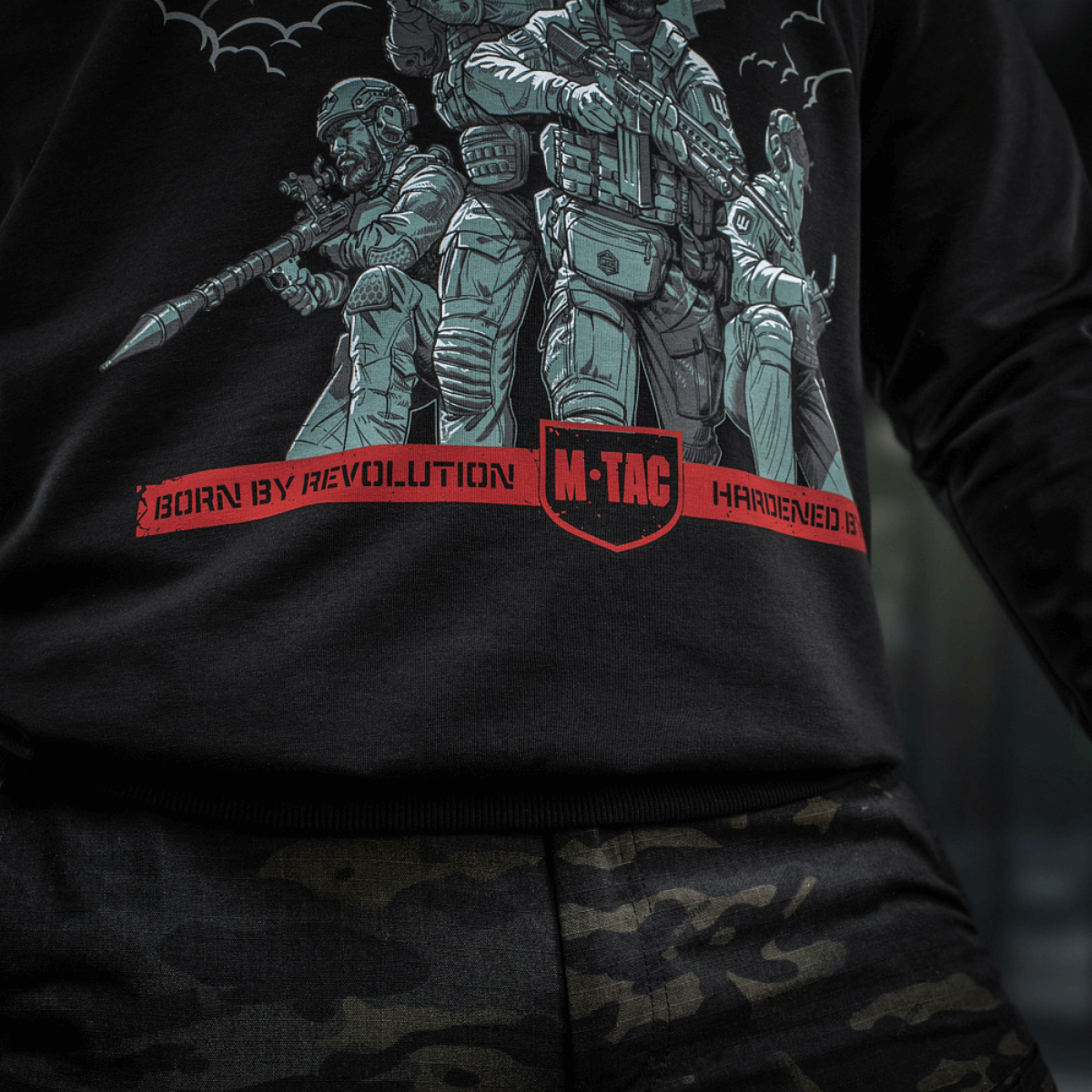 M-Tac Hoodie Freedom med militærinspireret print, ideel til hverdagsbrug og friluftsliv, kombinerer komfort og funktionalitet. MagnaColours® blæk.