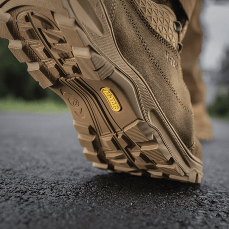 M-Tac Tactical Sneakers Patrol R Vent i brun ruskind med skridsikker sål designet til trekking og outdoor-aktiviteter på asfalt.