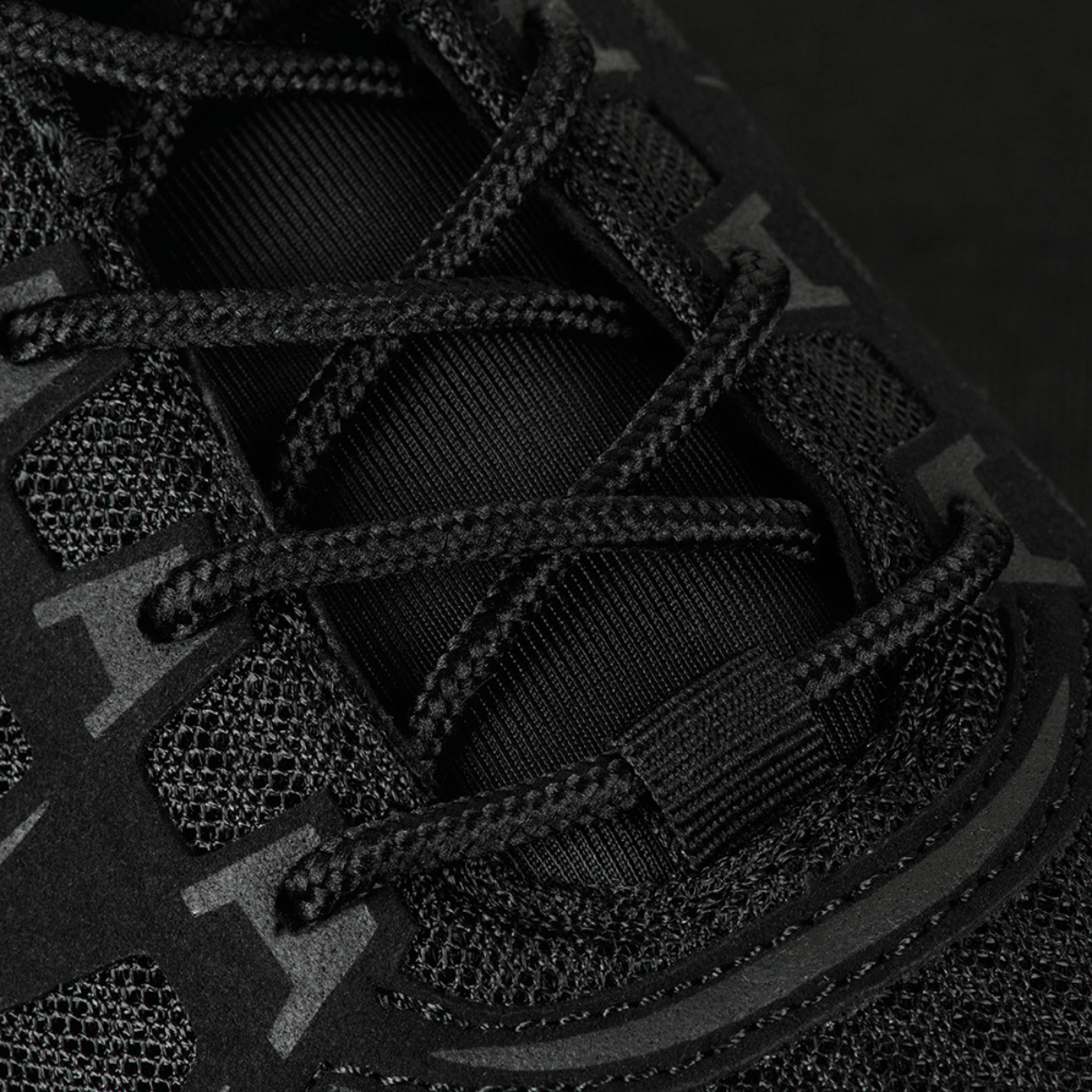 Nærbillede af M-Tac Tactical Sneakers IVA med åndbar mesh og syntetisk nubuck, ideelle til sommer og outdoor brug.