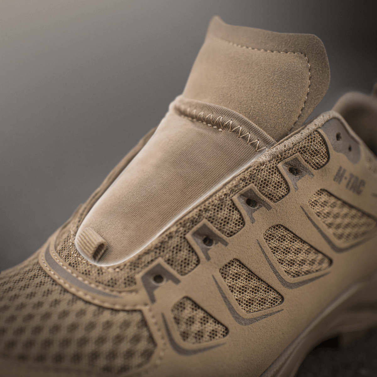 M-Tac Tactical Sneakers IVA i lysebrun farve med åndbar mesh og syntetisk nubuck for ventilation, ideel til outdoor-aktiviteter.