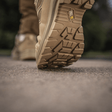 "Nærbillede af M-Tac Tactical Sneakers IVA med slidstærkt to-komponent sål under udendørs aktiviteter"