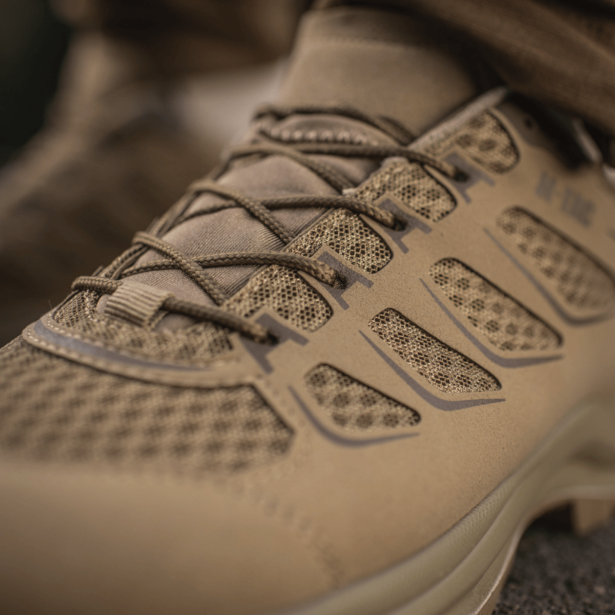M-Tac Tactical Sneakers IVA - Lette, ventilerede sneakers med åndbar mesh og syntetisk nubuck til trekking og outdoor-aktiviteter.