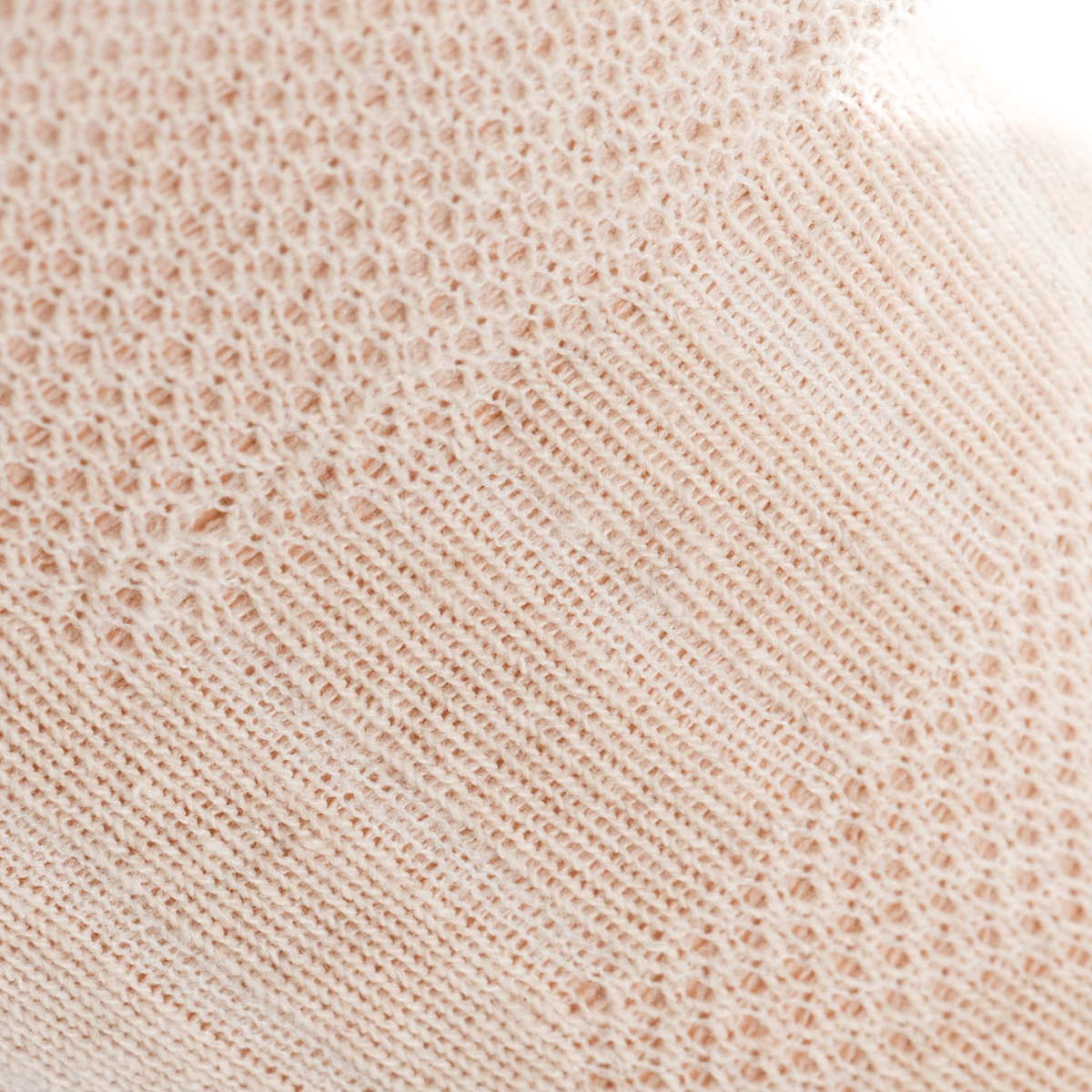 Detalje af M-Tac Let Sportsokker i åndbart materiale, perfekt til løb og udendørsaktiviteter i varmt vejr, med elastisk kant.