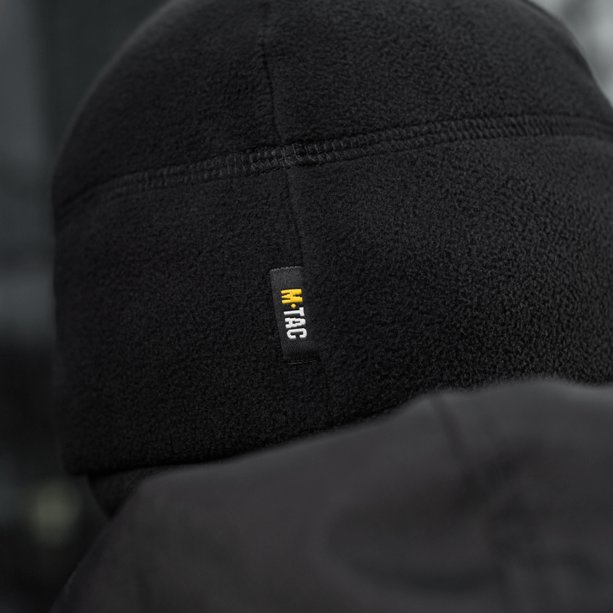 M-Tac Watch Cap Elite Fleece Beanie Hat Slimtex i sort fleece, set bagfra, visende M-Tac label. Perfekt til koldt vejr og taktisk brug.