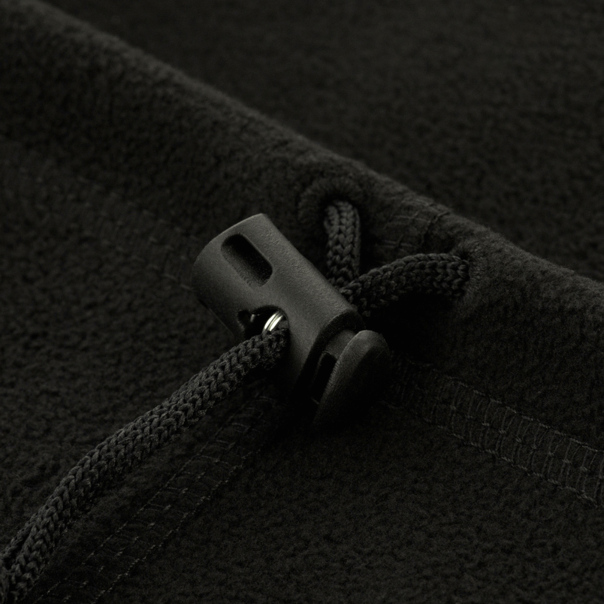 Nærbillede af M-Tac Fleece Neck Gaiter med Snor, justerbar snorelukning, sort fleece materiale til beskyttelse mod koldt vejr.