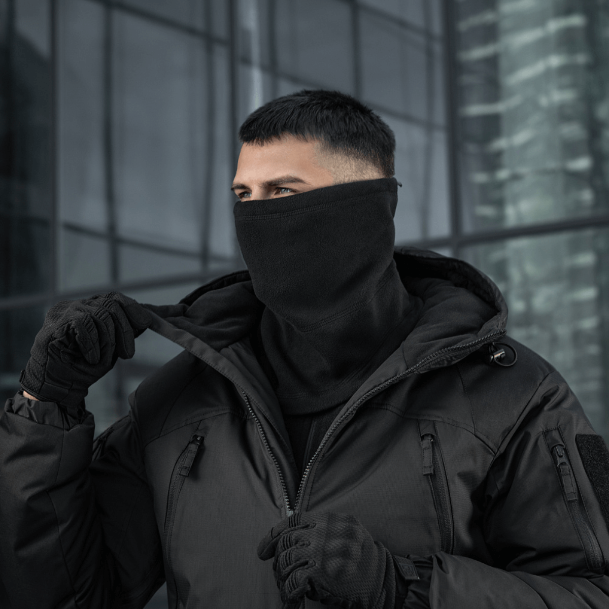 Mand iført M-Tac Anatomisk Snood Justerbar Elite Fleece (320 g/m²) til koldt vejr. Multifunktionel tilbehør som hue eller balaclava.