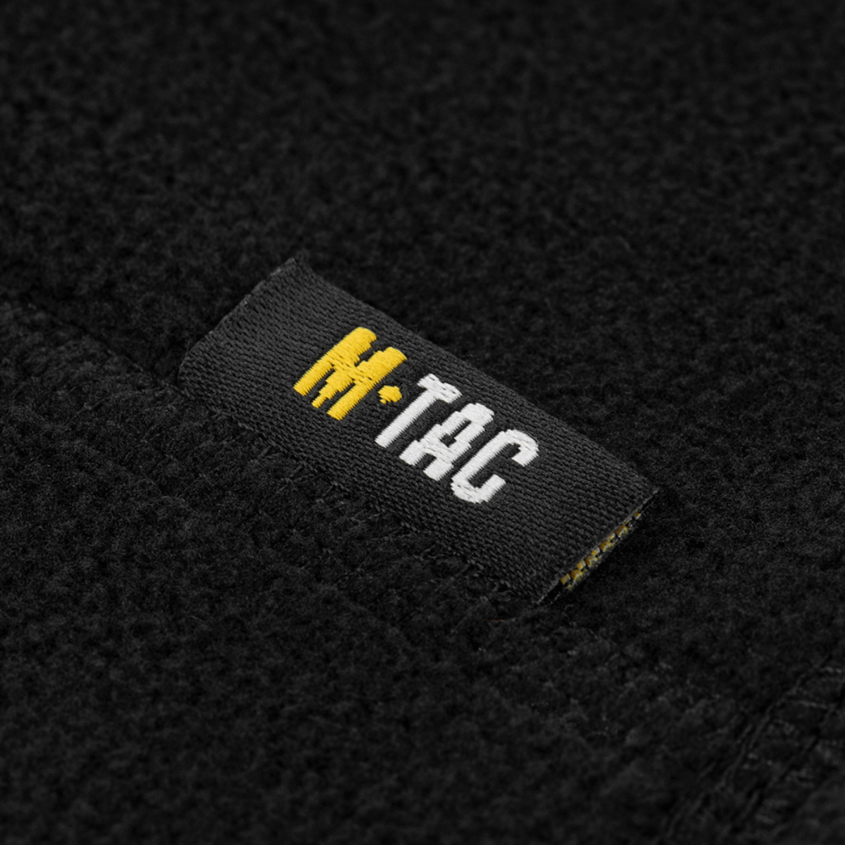 M-Tac Snood Elite Kort Justerbar Fleece label på sort fleece, viser slidstærkt og blødt materiale, ideelt til koldt vejr.
