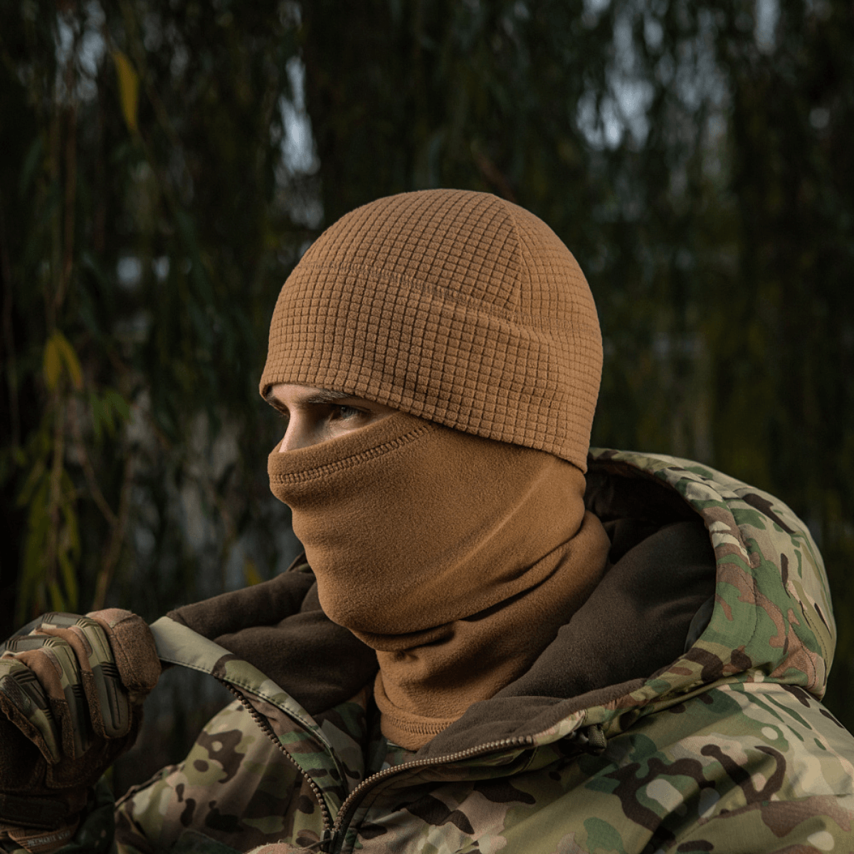 M-Tac Rip-Stop Fleece Hjelmliner i brug under kølige forhold, slidstærk og varm, perfekt til beskyttelse mod vind og kulde.