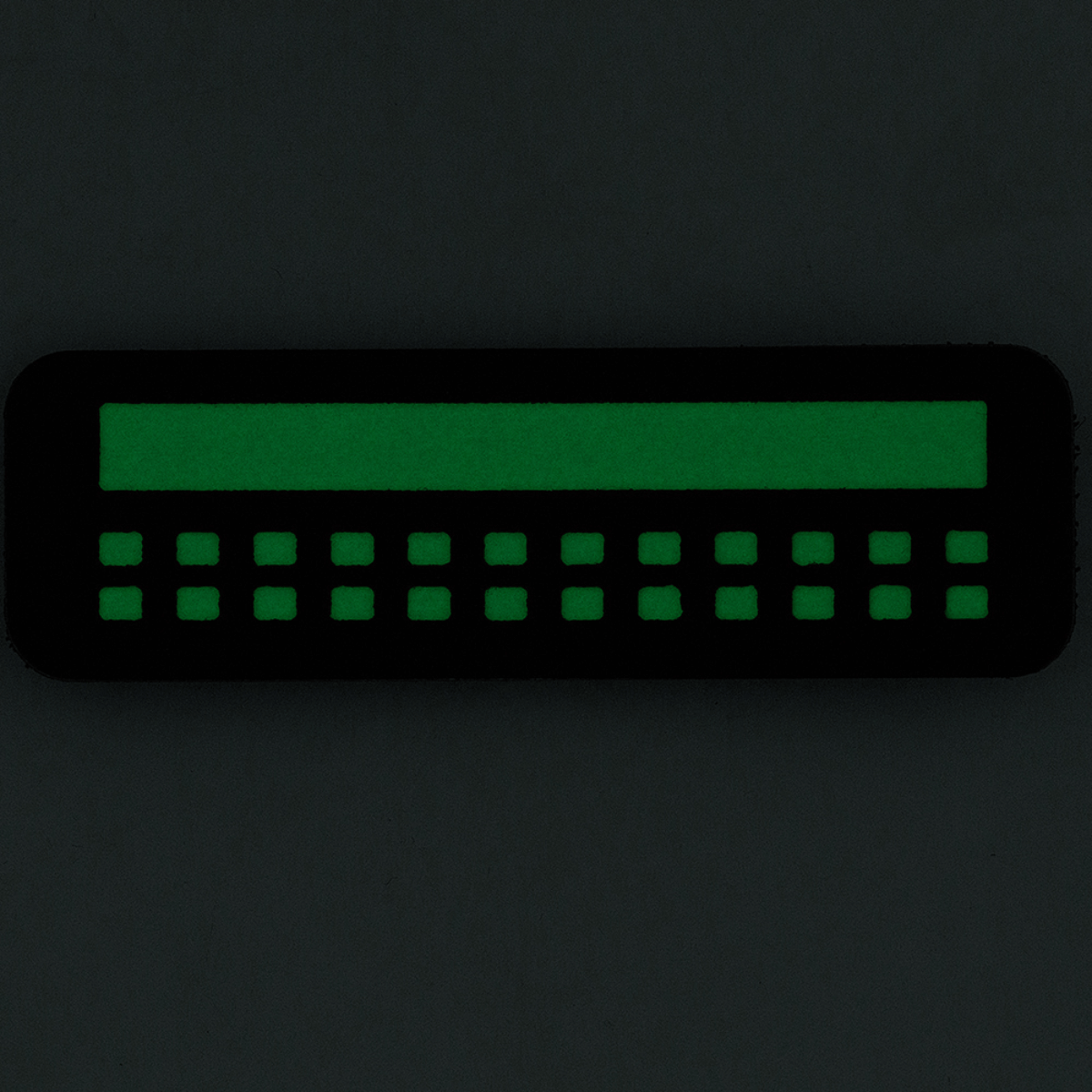 M-Tac Patch Flag 25x80 Mini Squares i Cordura 500D med velcro montering, designet til tøj og taktisk udstyr. Grøn og sort, 25x80 mm.