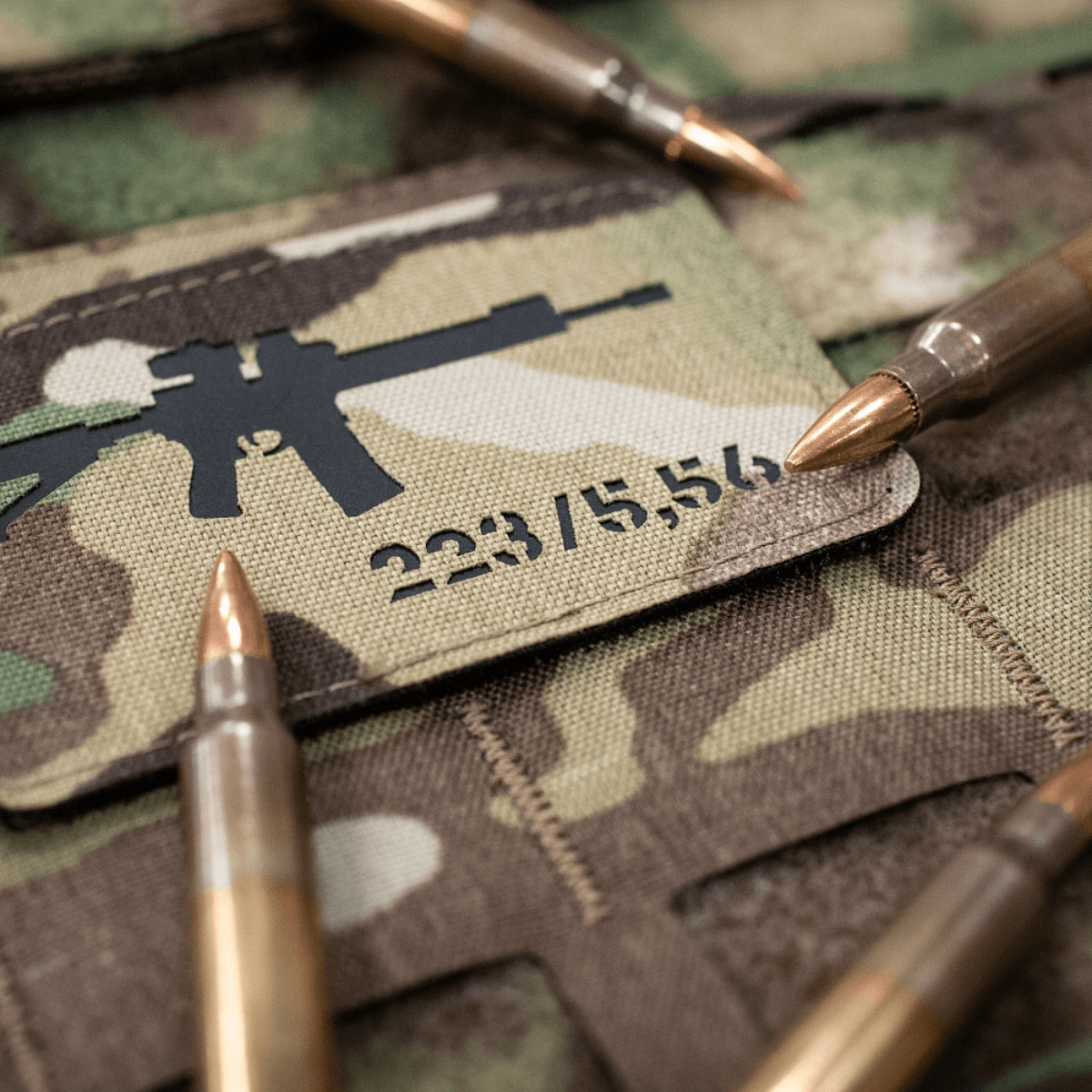 M-Tac AR-15 223/5,56 Laser Cut Patch på camouflage med ammunition, Velcro bagside, Cordura 500D, taktisk design, holdbar til outdoor
