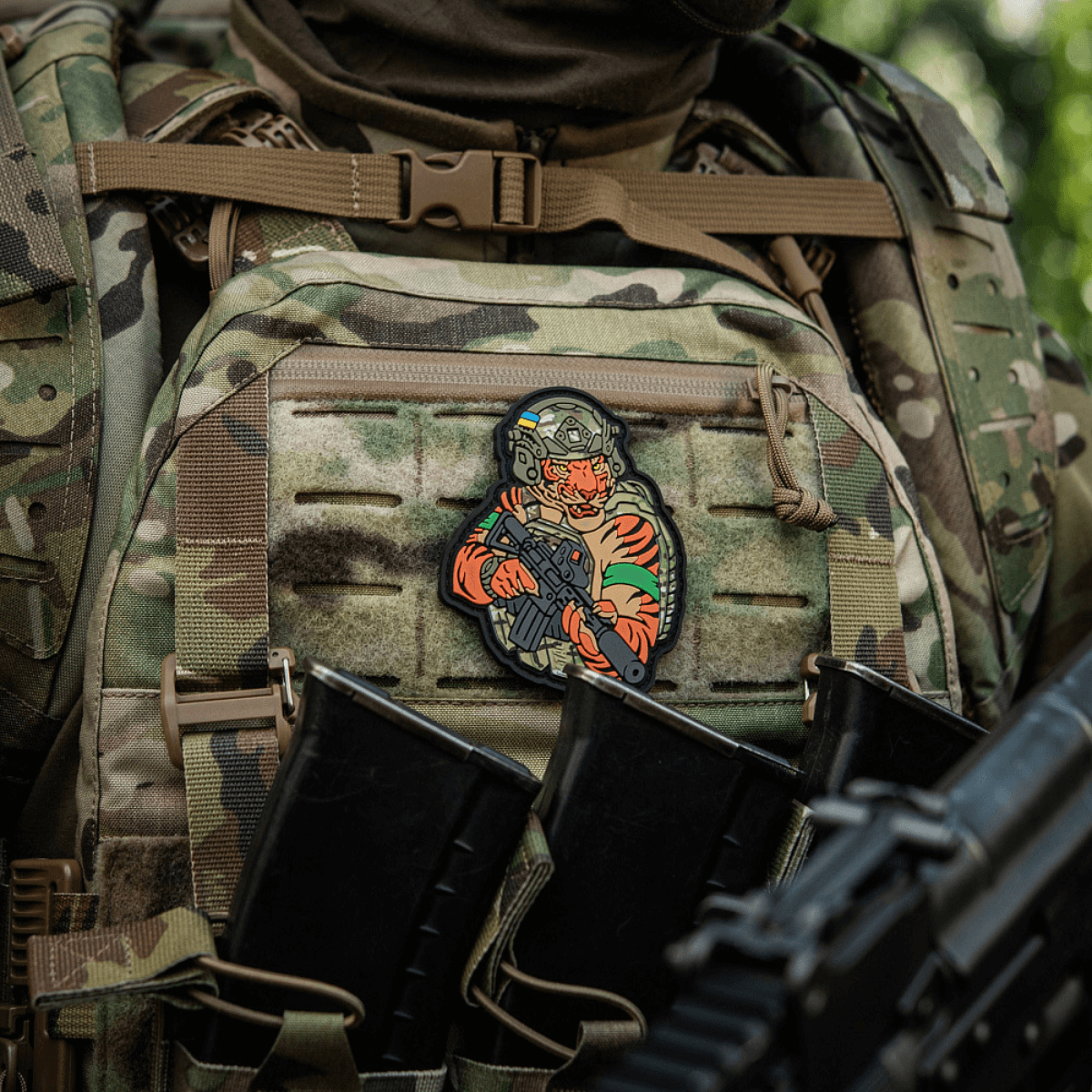 M-Tac Patch Tiger Green Tape PVC på camouflage vest udstyret med AR-15 og QRS plate carrier, 3D-print i PVC, 9x7 cm, velcro bagside