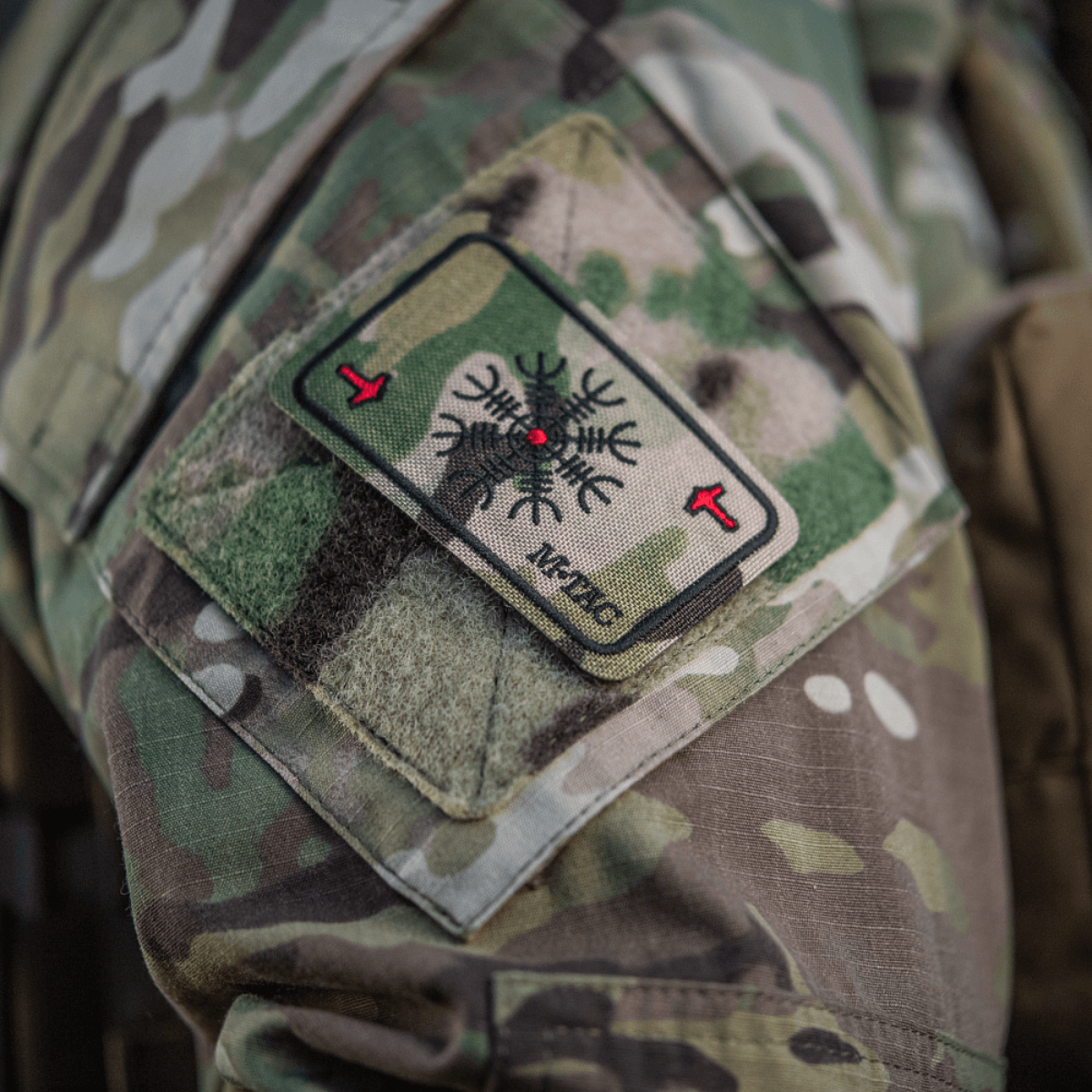 M-Tac Patch Kort Helm of Horror (Broderi) med ægishjálmur symbol, broderet Cordura 500D, fastgjort på camouflage stof.