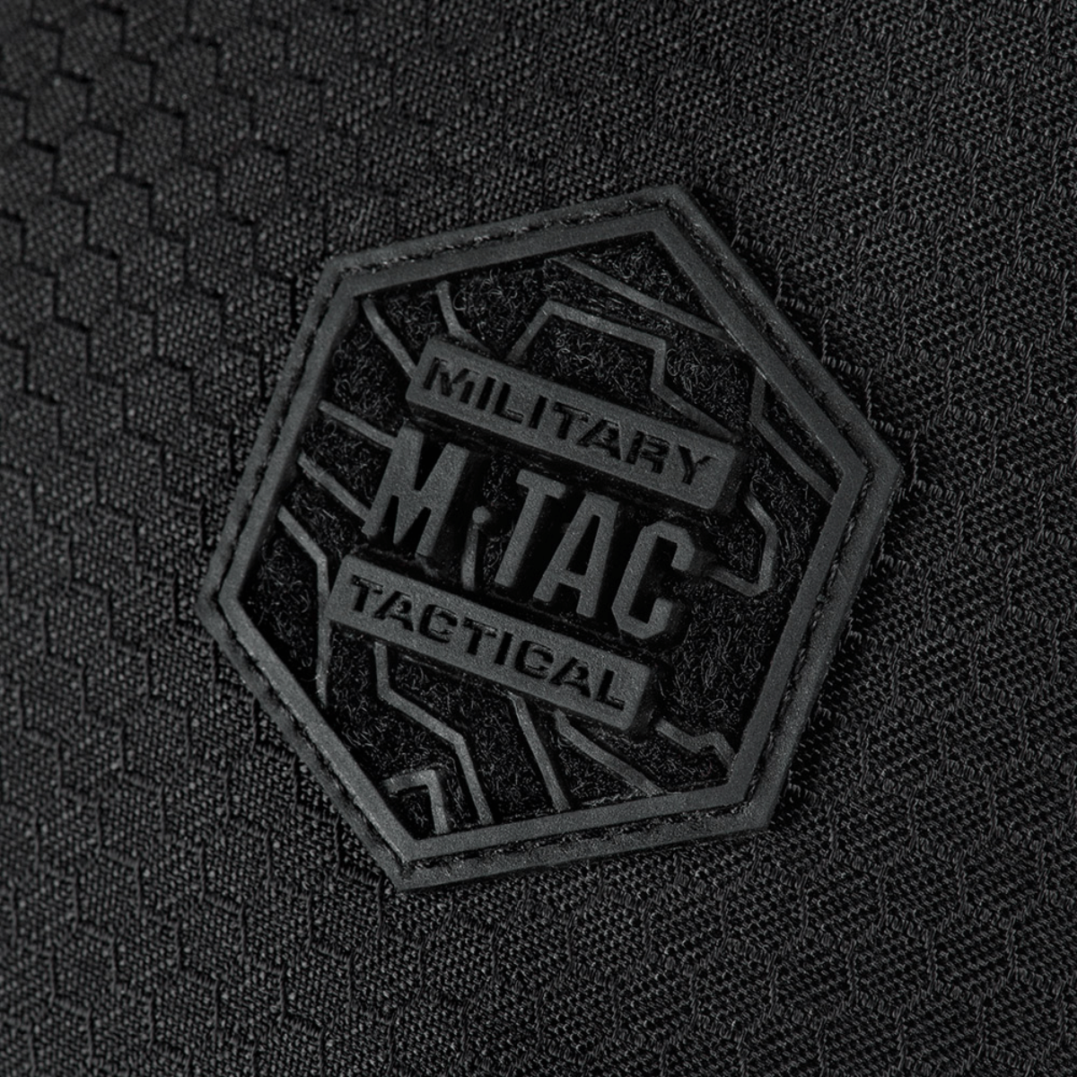 Nærbillede af M-Tac Sphaera Hex Hardsling Bag Large Elite med hexagonalt logo på sort baggrund