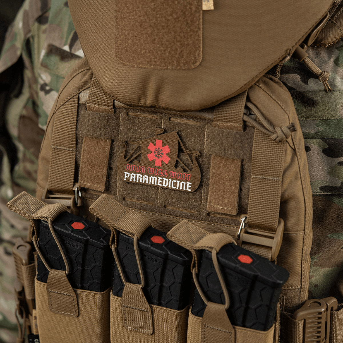 M-Tac Patch Viking Evac på taktisk vest, camouflage baggrund, indeholder paramedicinsk emblem