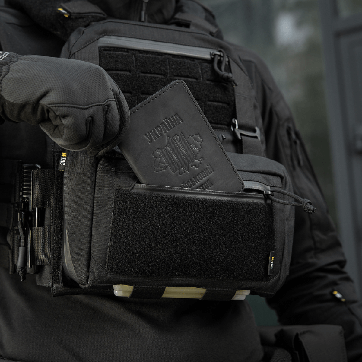 M-Tac Admin Pouch Large Elite Gen.II i brug med pas i frontlomme, viser robusthed og praktisk design til personlige ejendele.
