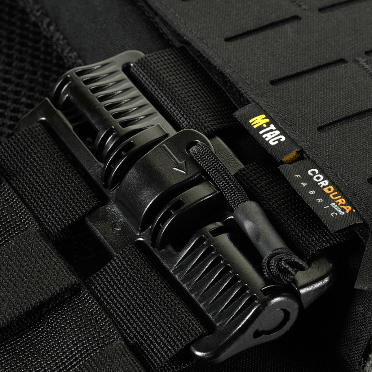 Detaljer af M-Tac Plate Carrier Cuirass FAST QRS XL Gen.II lavet af holdbart Cordura 500D med hurtig-lås 2M ROC spænde