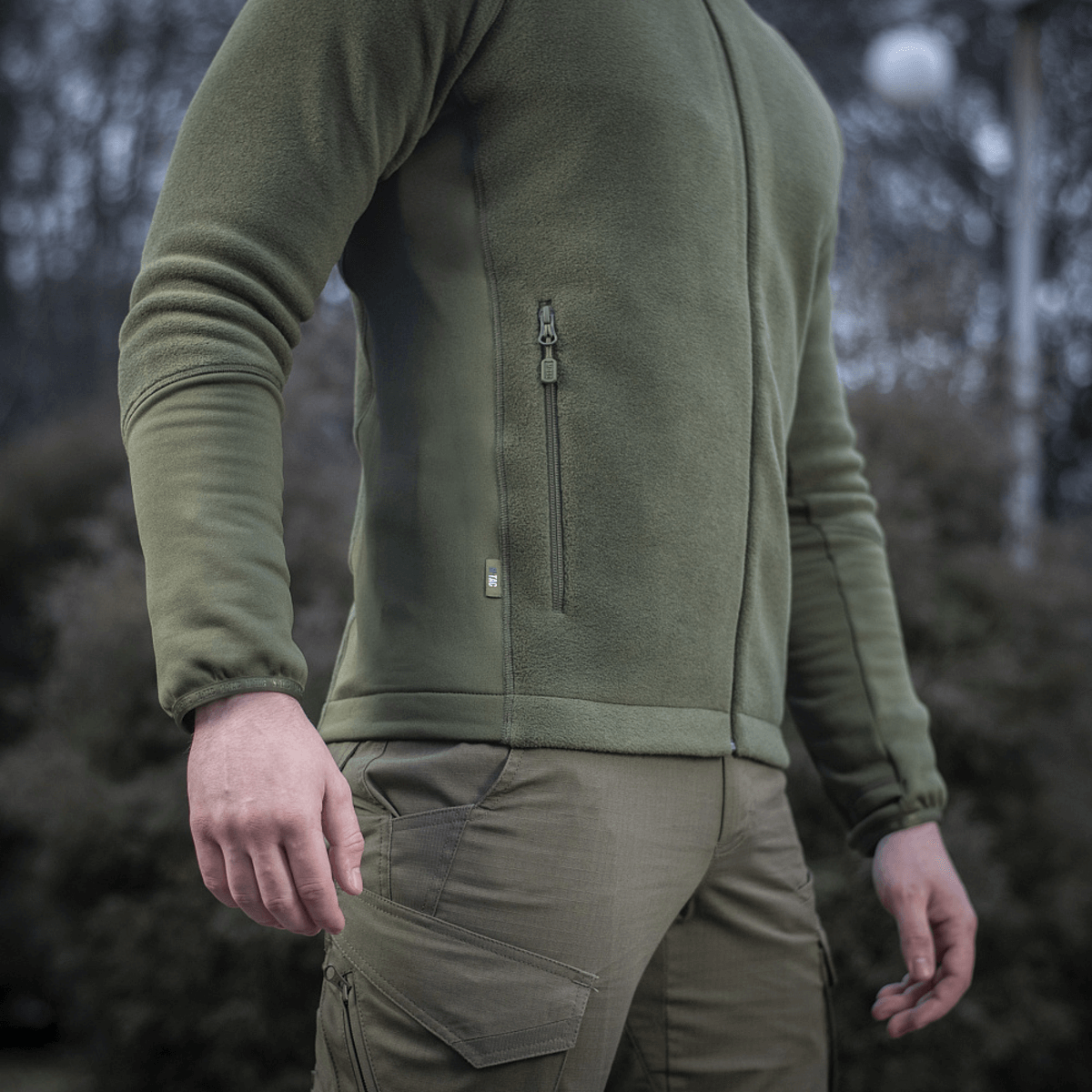 M-Tac Polartec Sport Fleecejakke i militærgrøn, der bruges som praktisk yderlag til komfort og varme i overgangsvejr.