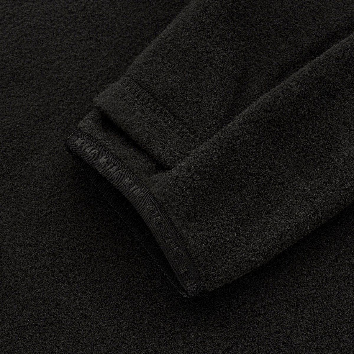 Nærbillede af M-Tac Delta Polartec Fleecejakke Dame, der viser detaljerne i det åndbare og holdbare Polartec® Micro Series-materiale.