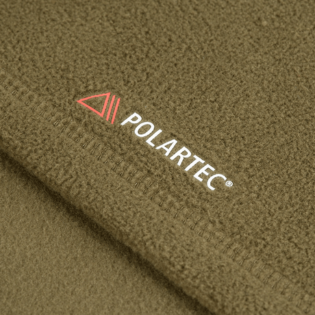Nærbillede af M-Tac Delta Polartec Pullover Dame med Polartec logo, grøn farve og varmende fleece materiale.