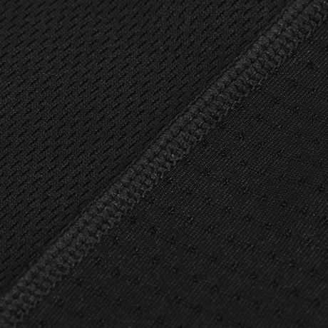 Nærbillede af M-Tac Athletic Tactical Gen.II T-shirt stof, som viser det åndbare og fugttransporterende high-tech polyestermateriale.
