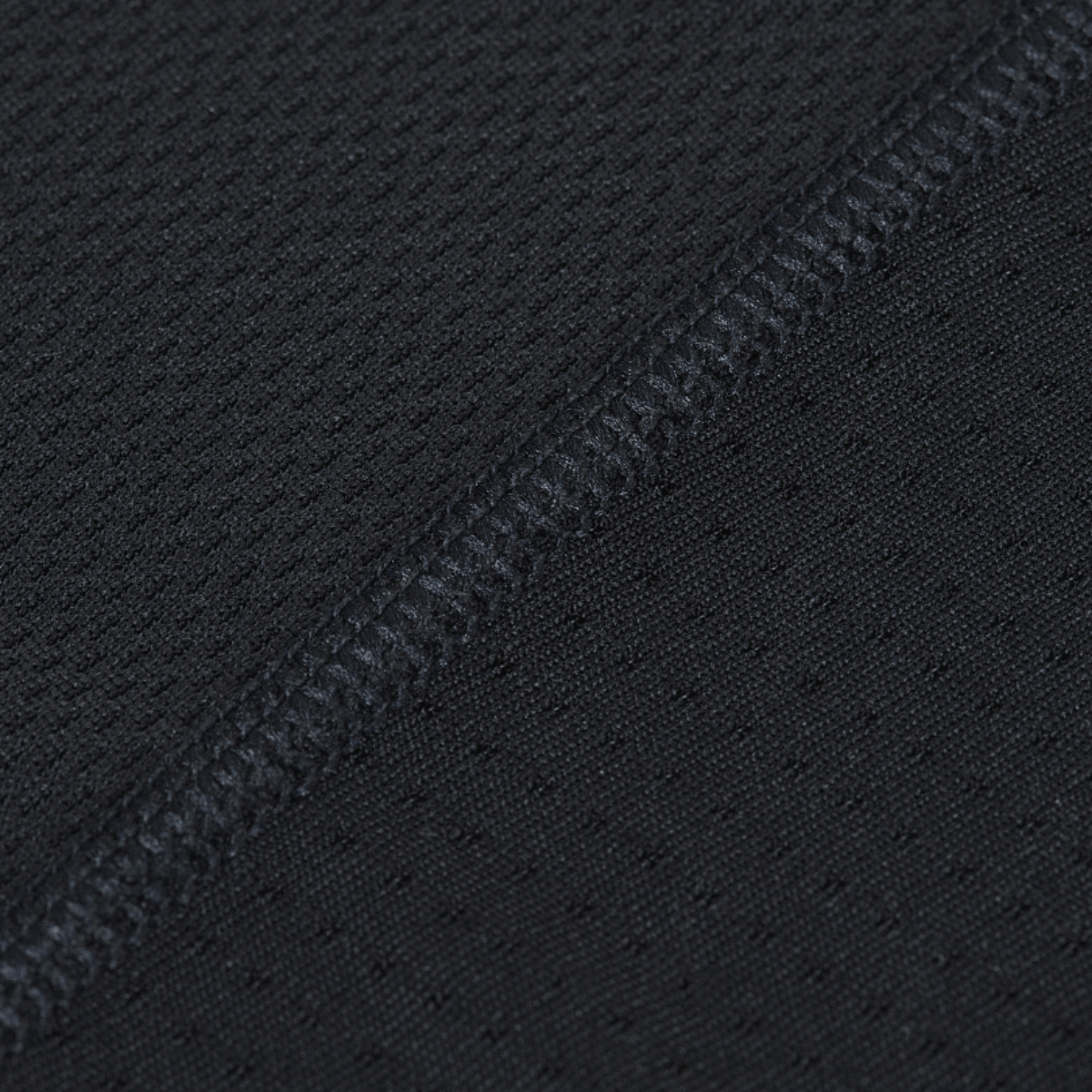 Nærbillede af materialet på M-Tac Athletic Tactical Gen.II T-shirt – funktionel t-shirt, viser slidstærk syning og perforeret stof.