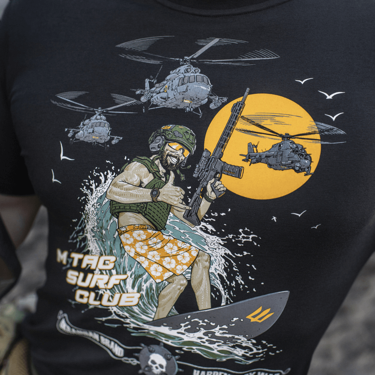 M-Tac T-Shirt Surf Club med surfende soldat og helikoptere, inspireret af ukrainske specialoperationer og krigsfilm, 93% bomuld