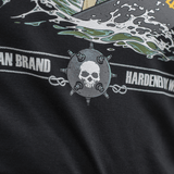 Close-up af M-Tac T-Shirt Surf Club med grafik af dødningehoved, bølger og tekst, inspireret af specialoperationer og surfscener.