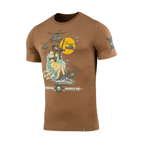 M-Tac T-Shirt Surf Club med ikonisk tryk af specialstyrkesoldat på surfbræt, helikoptere i baggrunden, brun farve.