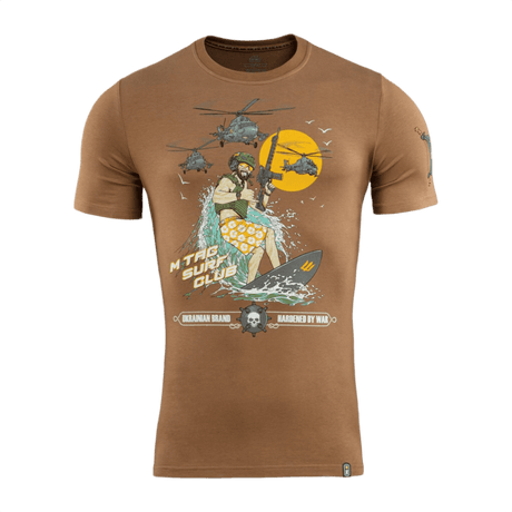 M-Tac T-Shirt Surf Club med soldat på surfbræt trykt på brun t-shirt, inspireret af ukrainske specialoperationer.