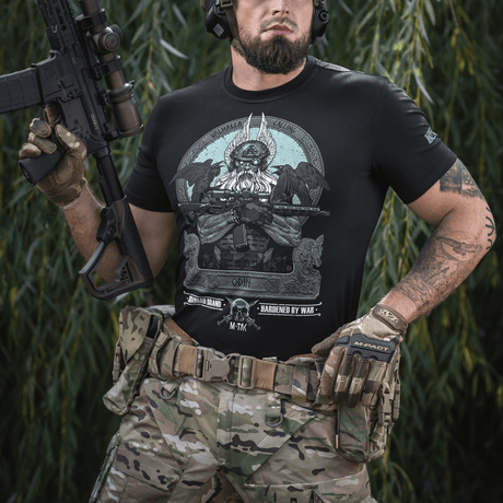 M-Tac T-Shirt Odin Mystery med Odin print fra nordisk mytologi, viser Hugin og Munin samt teksten 'Valhalla Calling', båret af soldat.