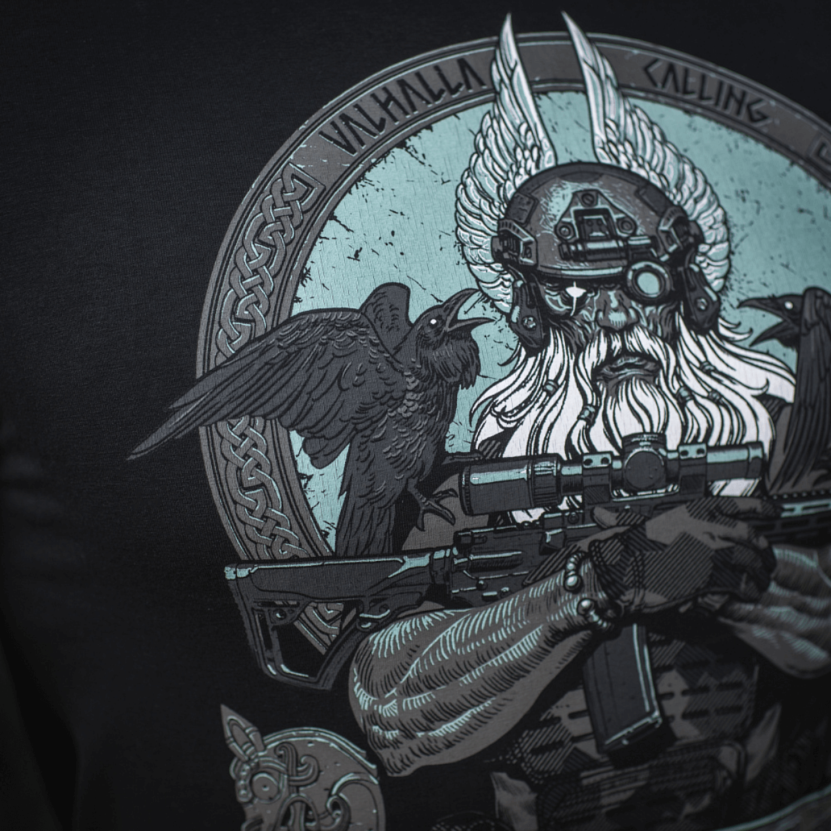 M-Tac T-Shirt Odin Mystery med nordisk mytologi print af Odin med ravne Hugin og Munin og teksten "Valhalla Calling."