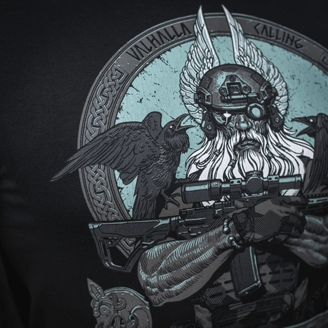 M-Tac T-Shirt Odin Mystery med nordisk mytologi print af Odin med ravne Hugin og Munin og teksten "Valhalla Calling."