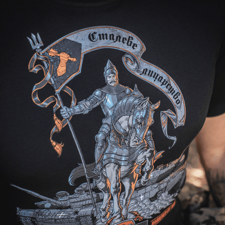 M-Tac T-Shirt Steel Knight med print af ridder og moderne kampvogne, symboliserer ukrainsk styrke og mod.