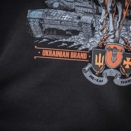 Detalje af M-Tac T-Shirt Steel Knight, viser Ukraines stålrytter-design med ridder, tank og trident-emblem som hyldest til Ukraines styrker.
