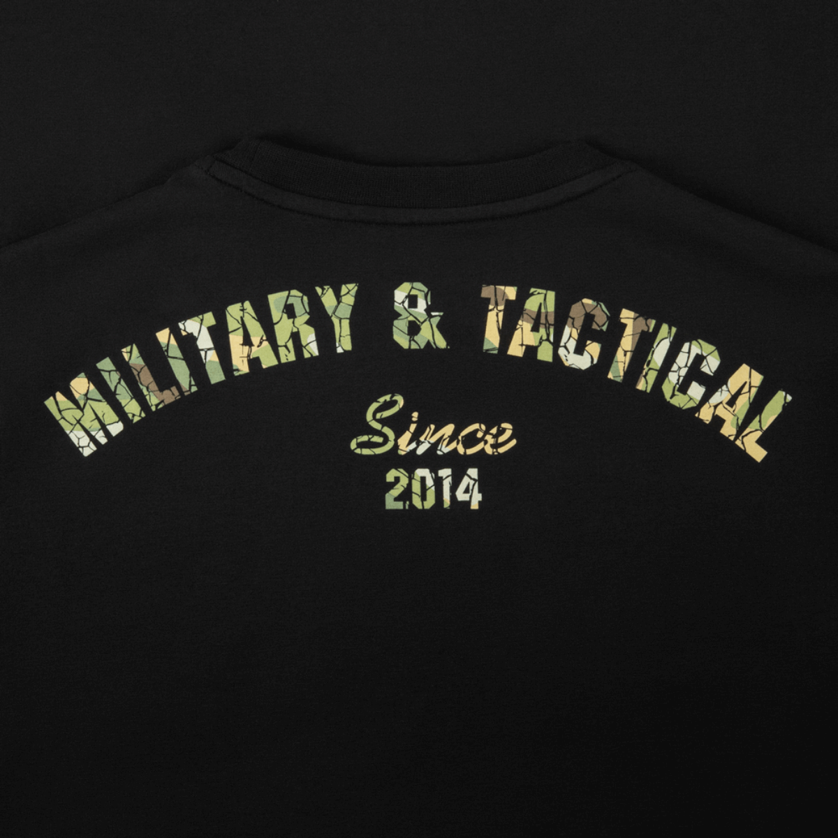 M-Tac T-Shirt Logo med camouflage-design og "Military & Tactical Since 2014" trykt på ryggen.