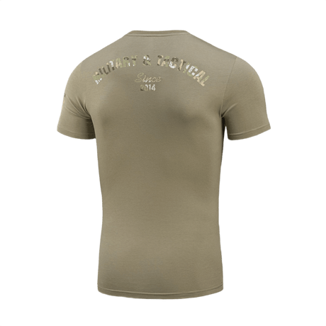 M-Tac T-Shirt Logo med camouflage og slogans "Born by Revolution – Hardened by War" og "Military & Tactical Since 2014" i beige bomuldsblanding.