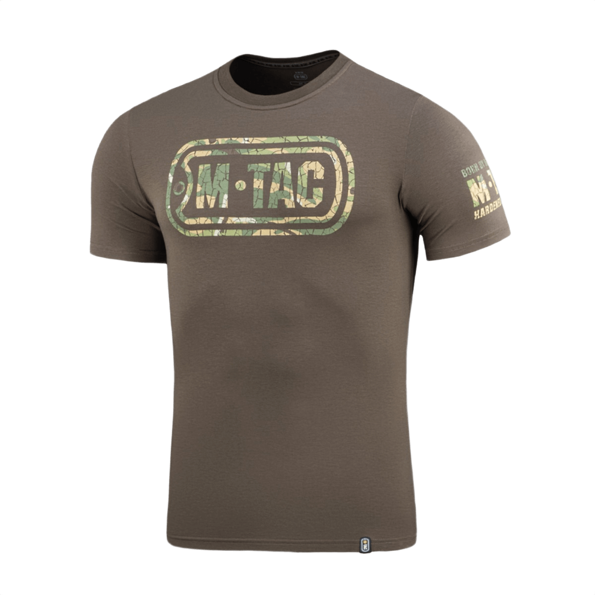 M-Tac T-Shirt Logo med camouflage mønster, ikonisk M-Tac-logo og slogan, "Born by Revolution – Hardened by War" på ærmet.