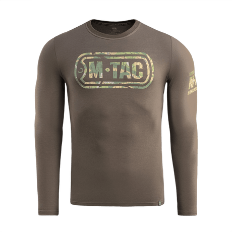 M-Tac T-Shirt Logo Long Sleeve i camouflage med ikonisk logo og slogan på ærmet. Perfekt til både dagligt brug og taktiske aktiviteter.