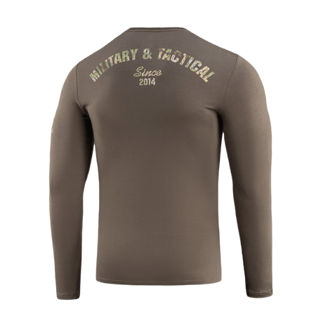 M-Tac T-Shirt Logo Long Sleeve med camouflagemønster og slogan "Military & Tactical Since 2014" på ryggen.