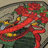 Detaljeret design på M-Tac T-Shirt Motanka med Motanka-dukke og kosakkernes sværd, symboliserer ukrainsk arv og spirit.