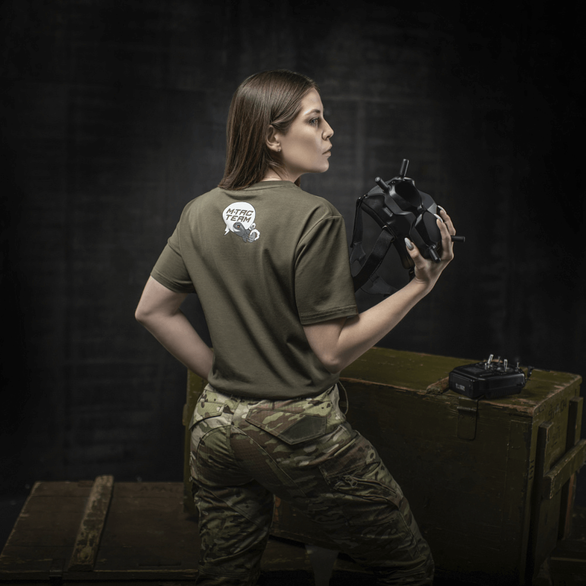 M-Tac T-Shirt Comics Drone Girl med droneudstyr, hylder ukrainske operatører, viser styrke og kreativt print, komfortabel bomuldsblanding.