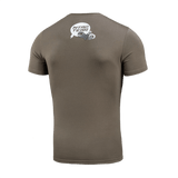 M-Tac T-Shirt Comics Drone Girl med kreativt print hylder ukrainske droneoperatører, viser styrke og effektivitet. Komfortabel bomuldsblanding.