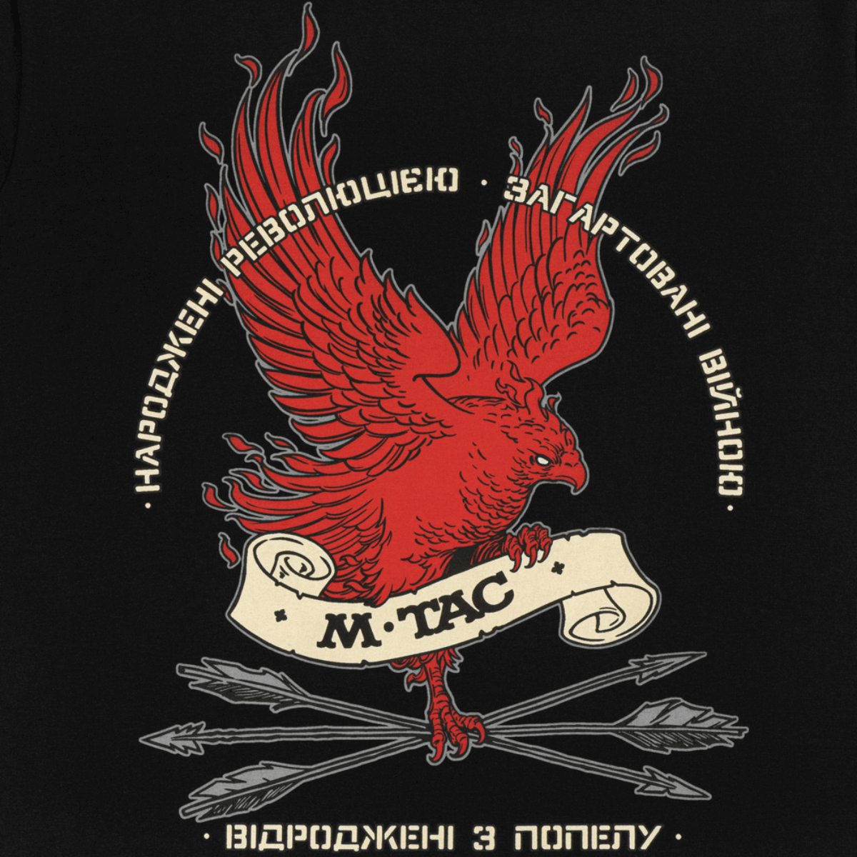 M-Tac T-Shirt Phoenix design med rød Fugl Føniks og tre pile, symboliserer genopstandelse og styrke, "Born by the Revolution" slogan.