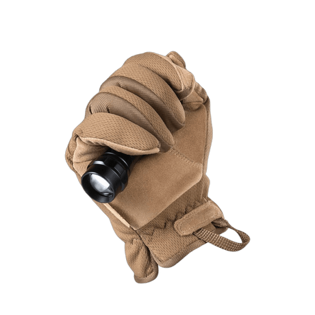 M-Tac Handsker Scout Tactical i brug, viser fleksibilitet og holdbarhed med læderforstærkning og ergonomisk design til effektiv værktøjsbrug.